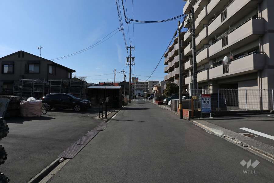 敷地南側の前面道路（東側から）