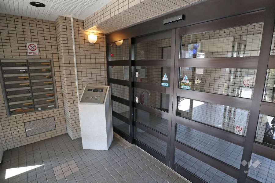 エントランスはオートロック付きです。