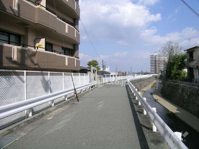 敷地南側に小仁川が流れています。