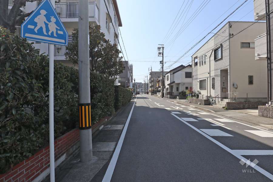 敷地西側の前面道路