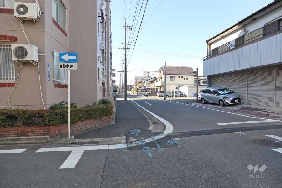敷地北側の前面道路（東側から）