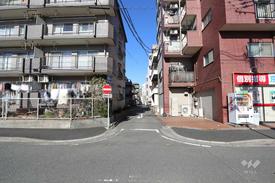 敷地東側の前面道路（南側から）