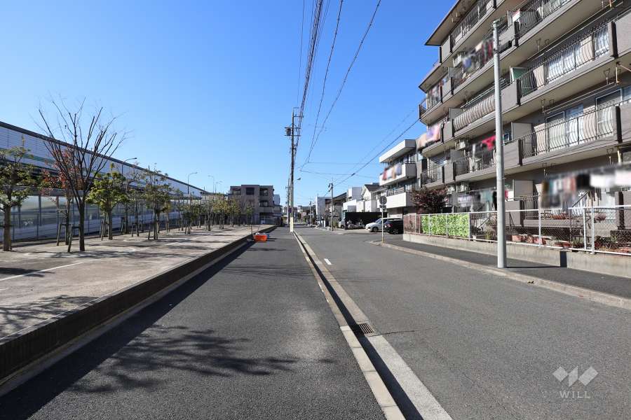 敷地南側の前面道路（東側から）