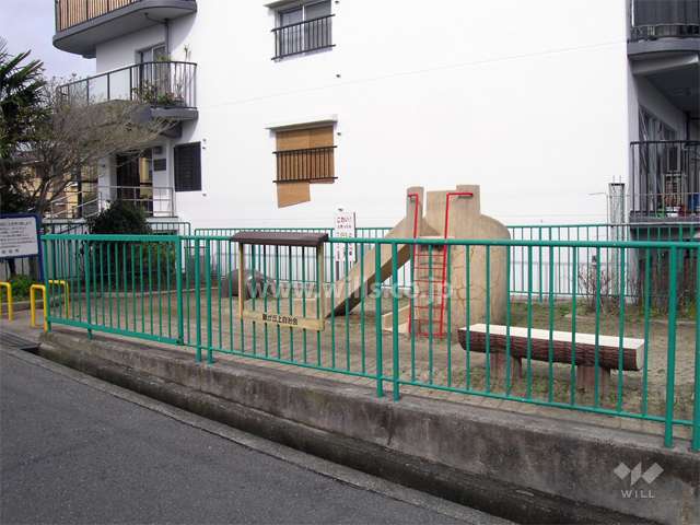 エントランス横にある公園