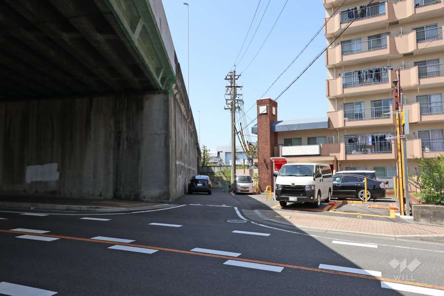 敷地南側の前面道路（東側から）