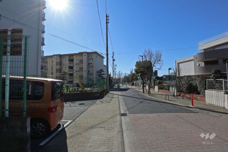 敷地北西側の前面道路（北東側から）