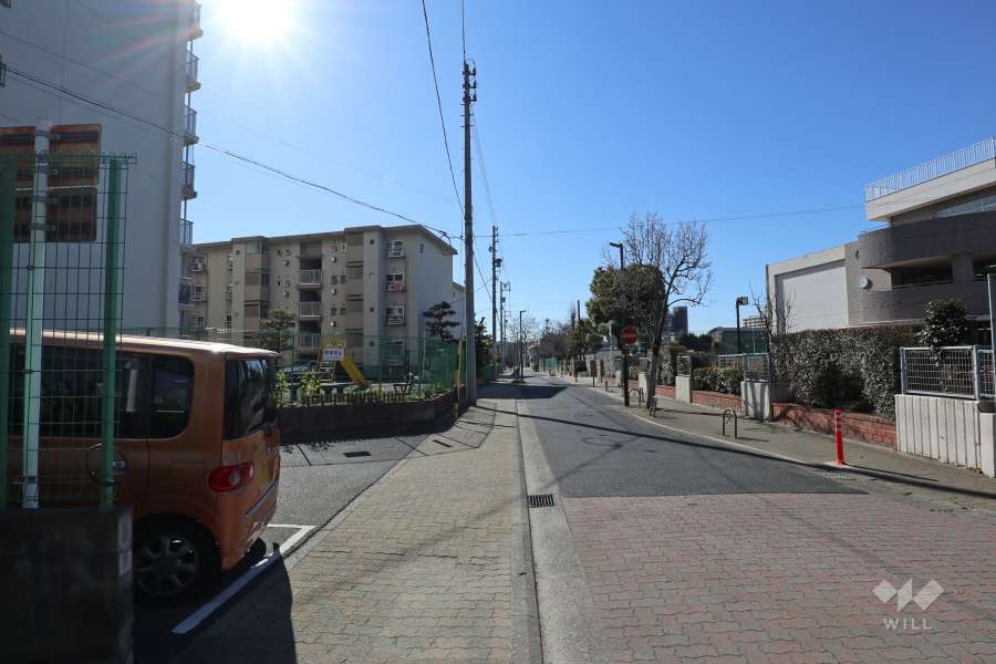 敷地西側の前面道路