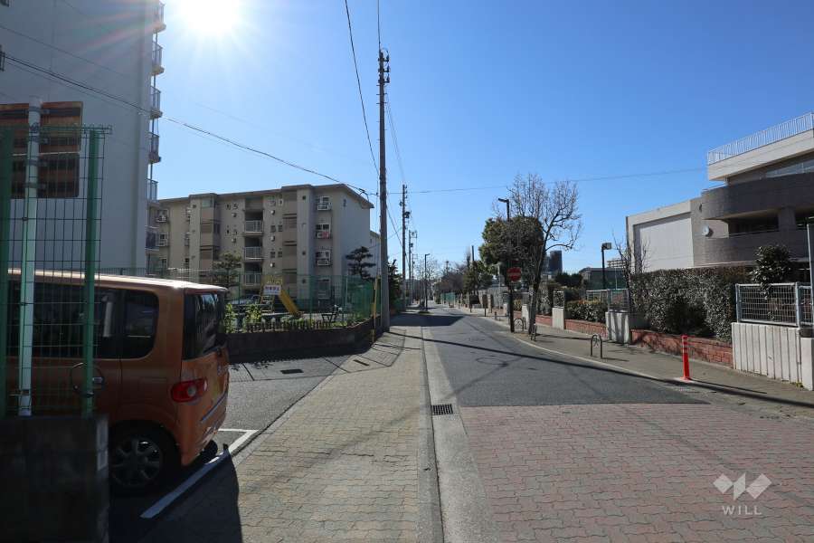 敷地西側の前面道路