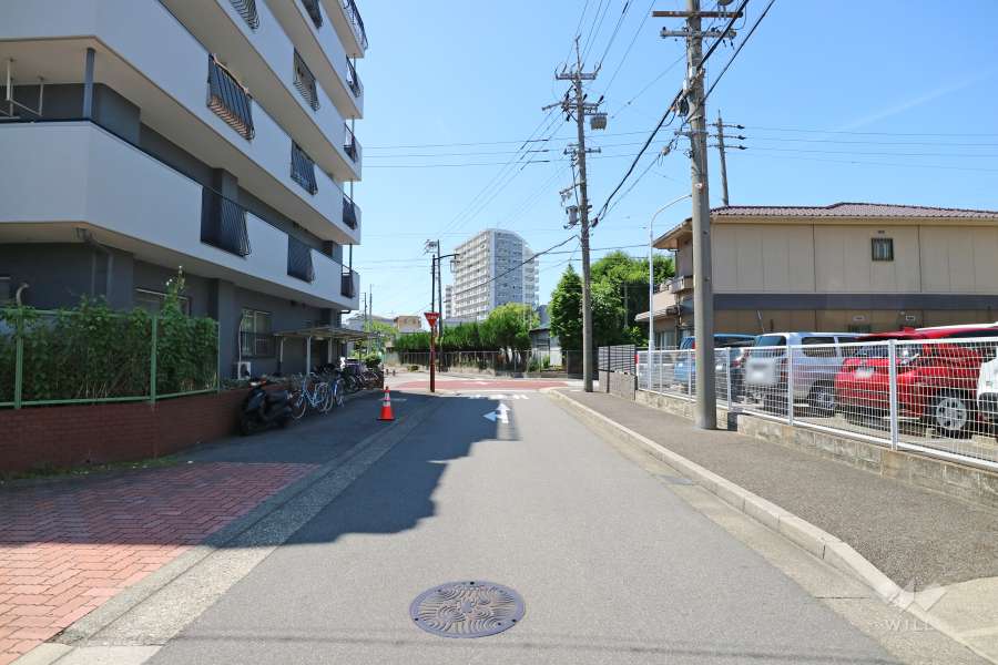 敷地北東側の前面道路(南東側から)