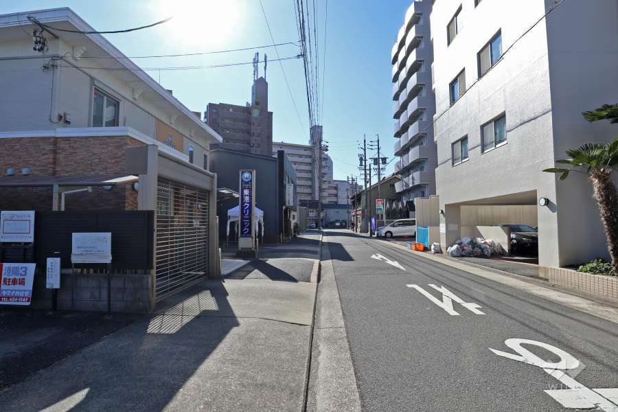 敷地南東側の前面道路（北東側から）