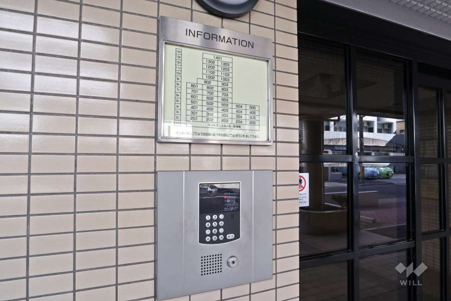 オートロックと案内板