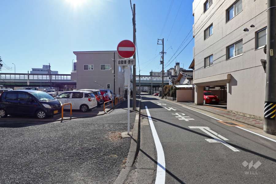 敷地南東側の前面道路（北東側から）