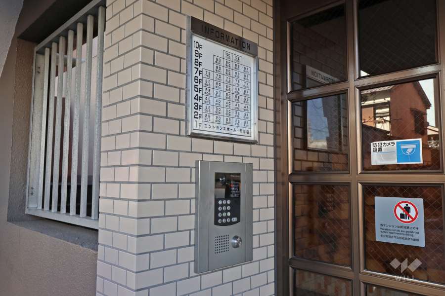 オートロックと案内板