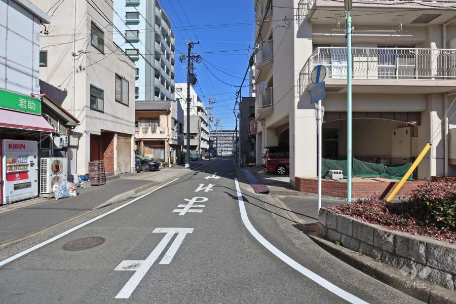 敷地北西側の前面道路（南西側から）