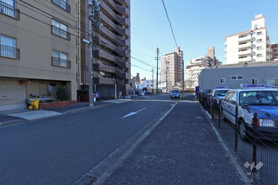 敷地北側の前面道路（東側から）