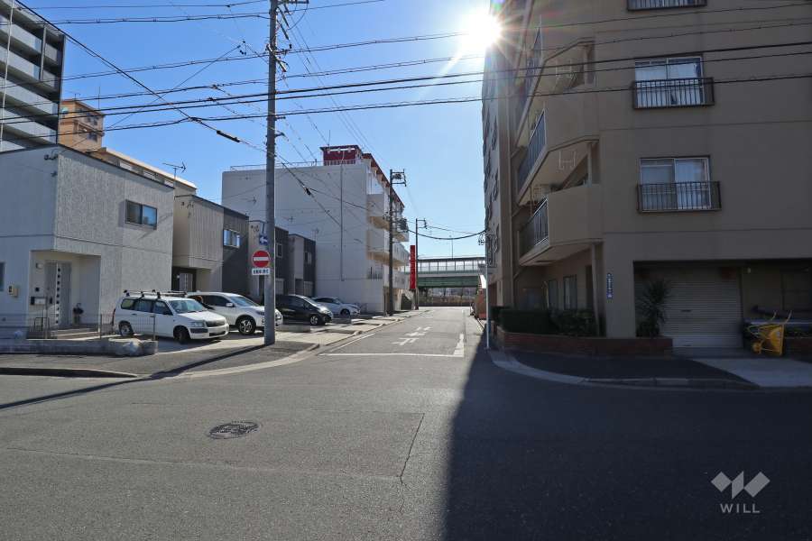 敷地東側の前面道路（北側から）
