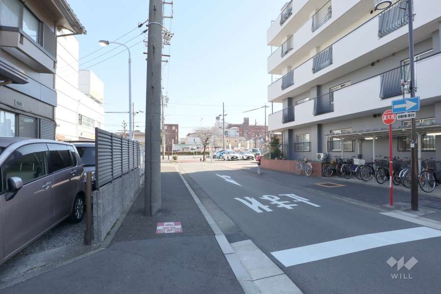 敷地北側の前面道路（西側から）