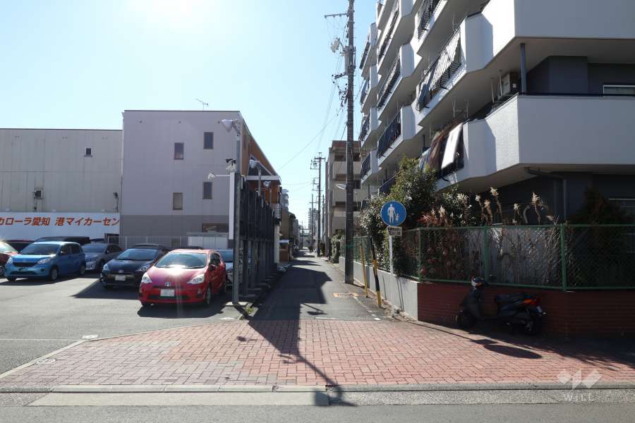敷地東側の前面道路（北側から）