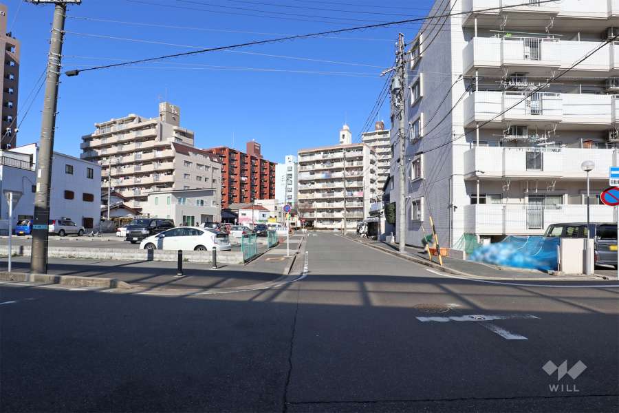 敷地西側の前面道路