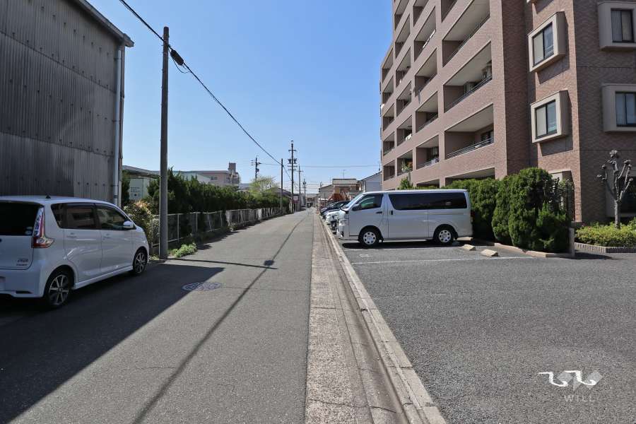 敷地南側の前面道路（東側から）