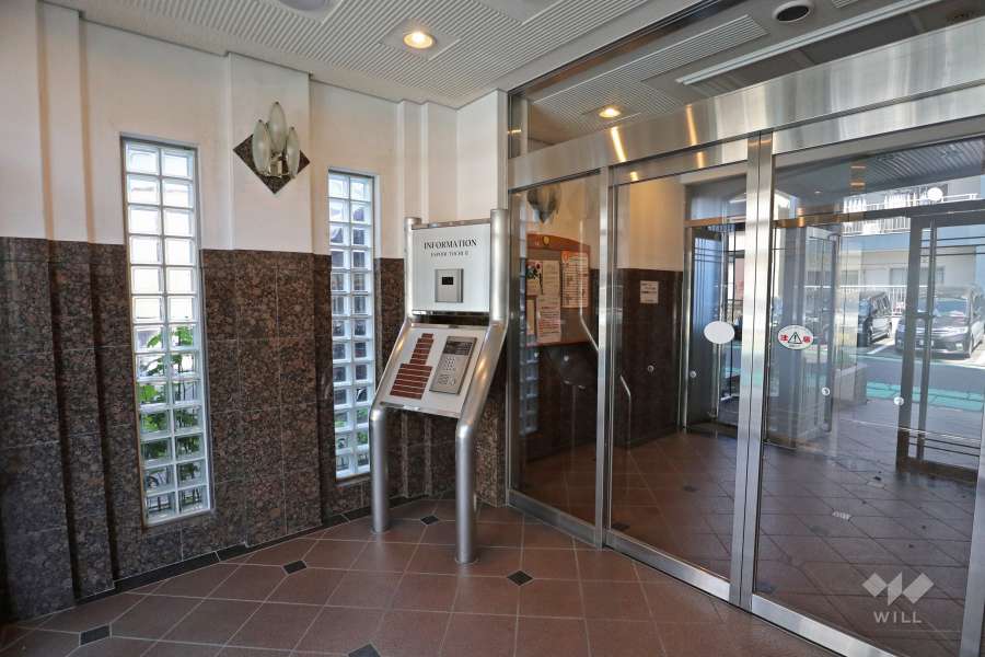 エントランスはオートロック付きです。