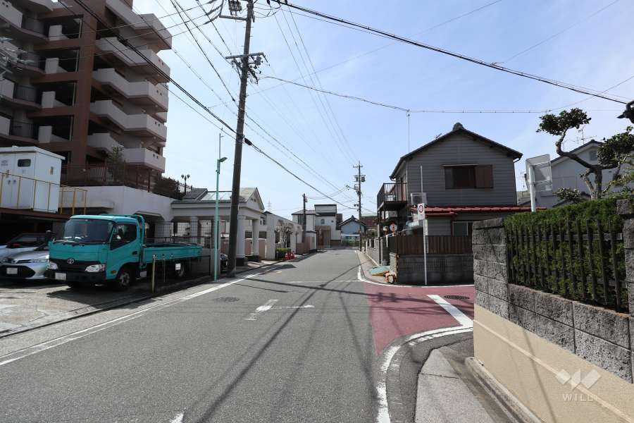 敷地北西側の前面道路（北東側から）