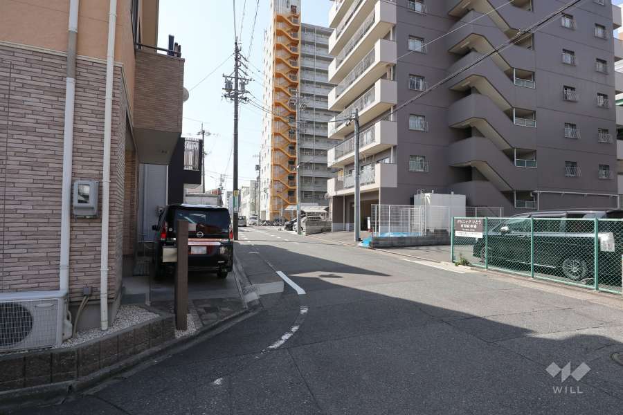 敷地東側の前面道路（北側から）