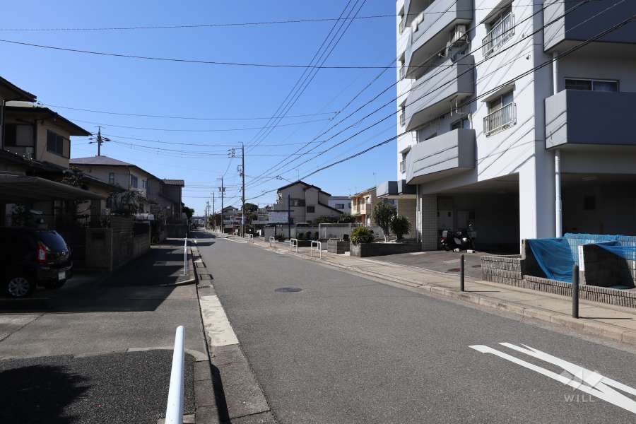 敷地南側の前面道路（東側から）