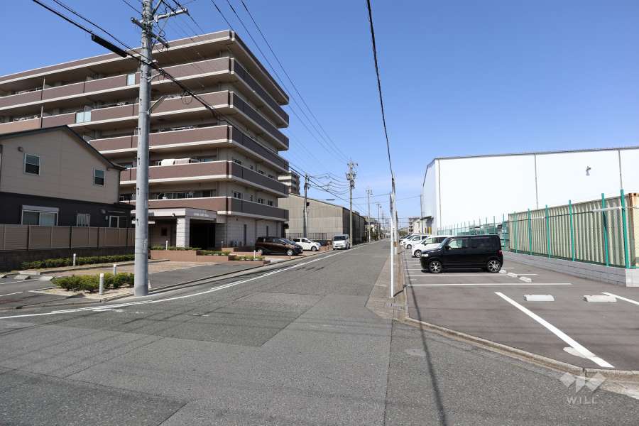 敷地北東側の前面道路（南東側から）
