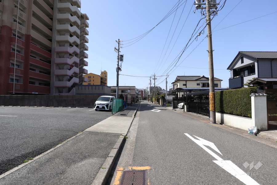 敷地北西側の前面道路（北東側から）