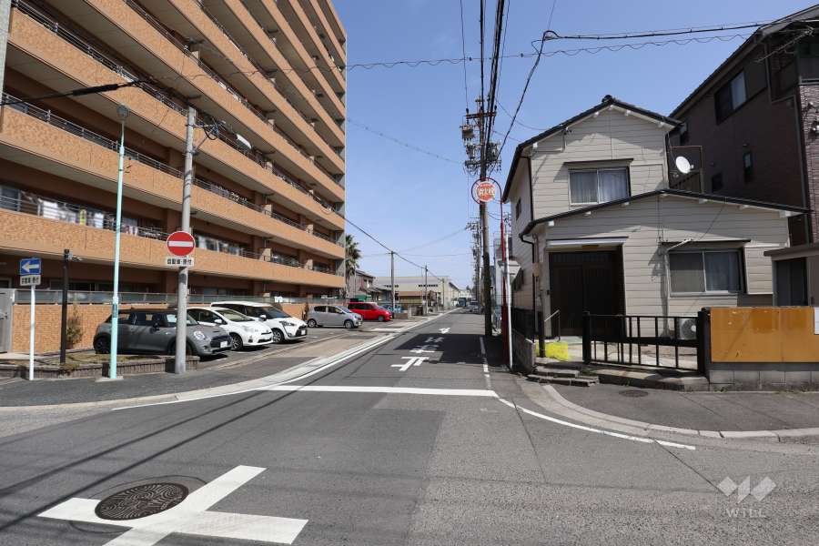 敷地南東側の前面道路（南西側から）