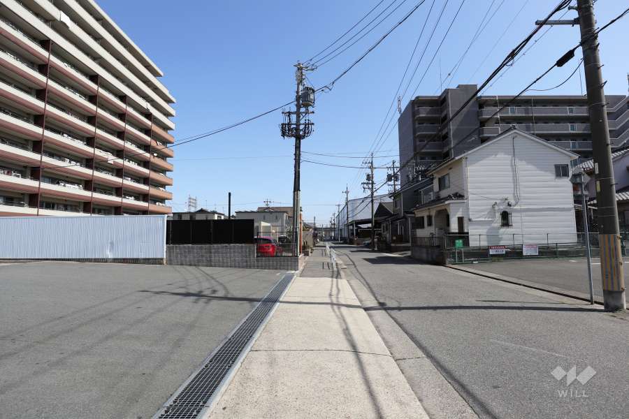 敷地南側の前面道路（西側から）