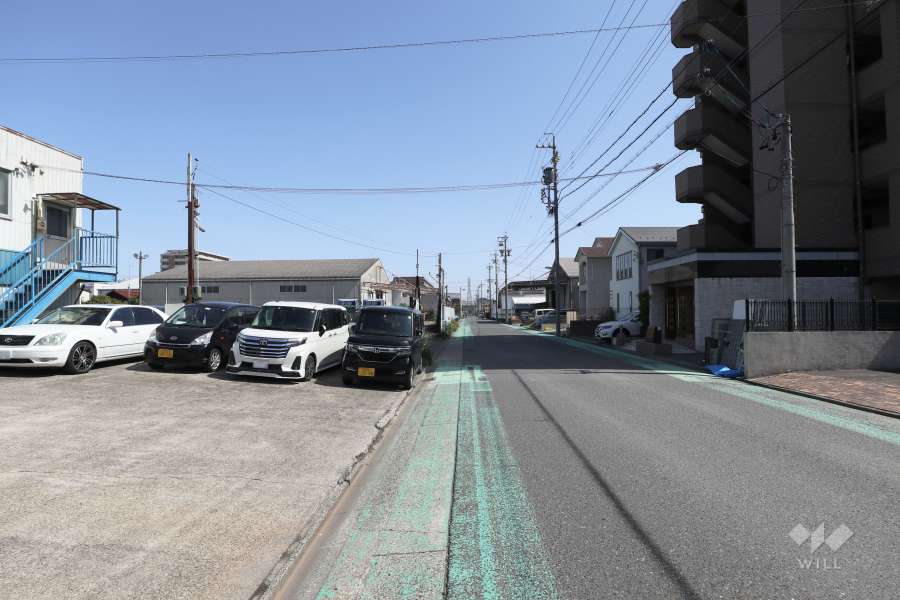 敷地北西側の前面道路（南西側から）