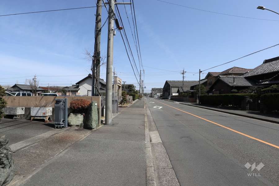 敷地南東側の前面道路（南西側から）