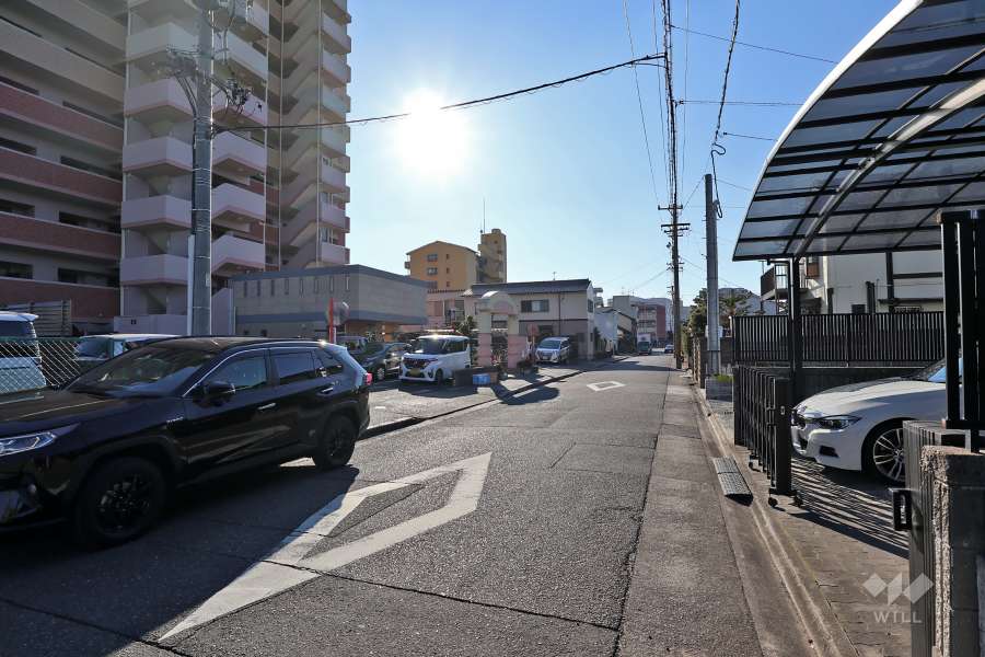 敷地北側の前面道路（東側から）
