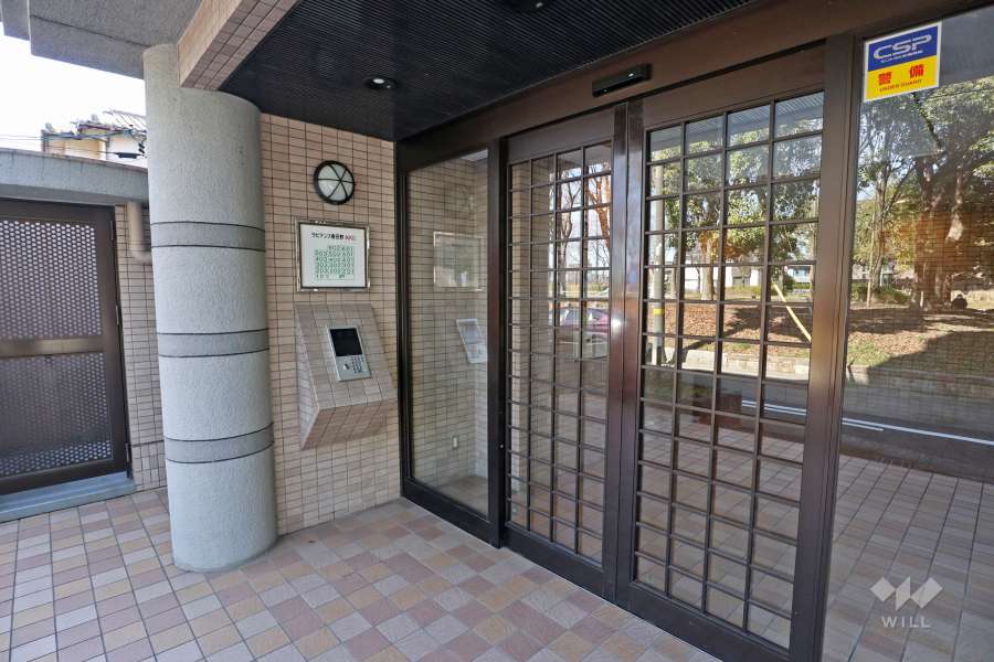 エントランスはオートロック付きです。