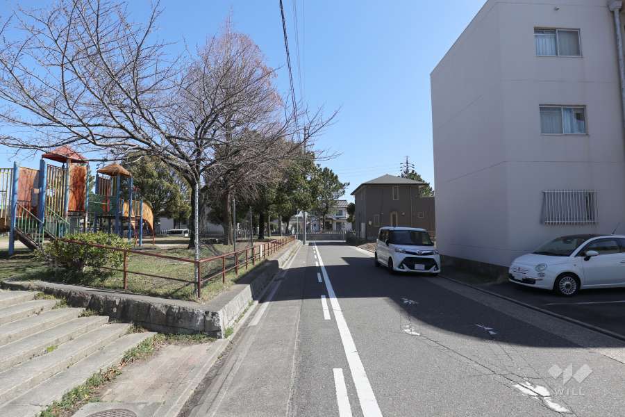 敷地北側の前面道路（西側から）