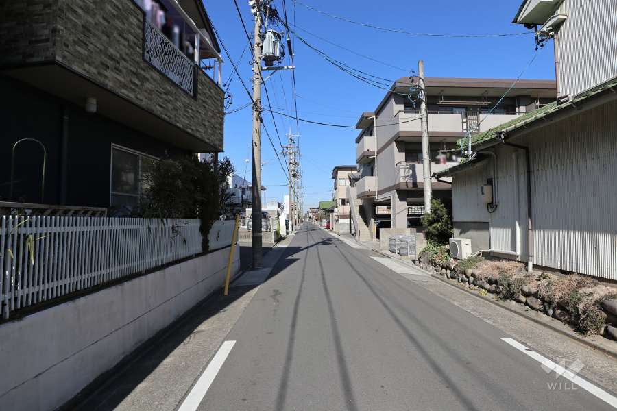 敷地西側の前面道路（南側から）