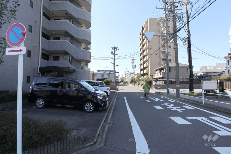敷地北側の前面道路（東側から）