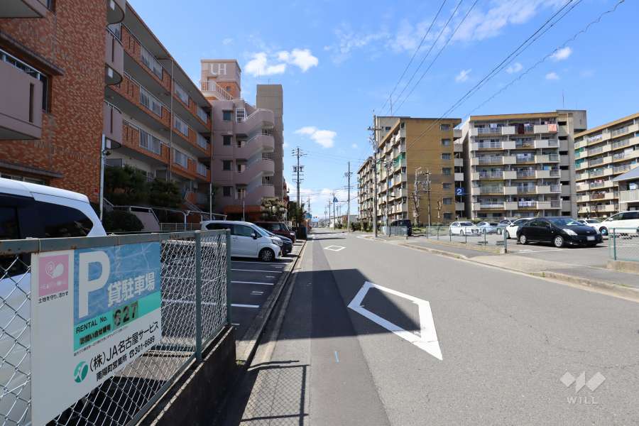 敷地北側の前面道路（東側から）