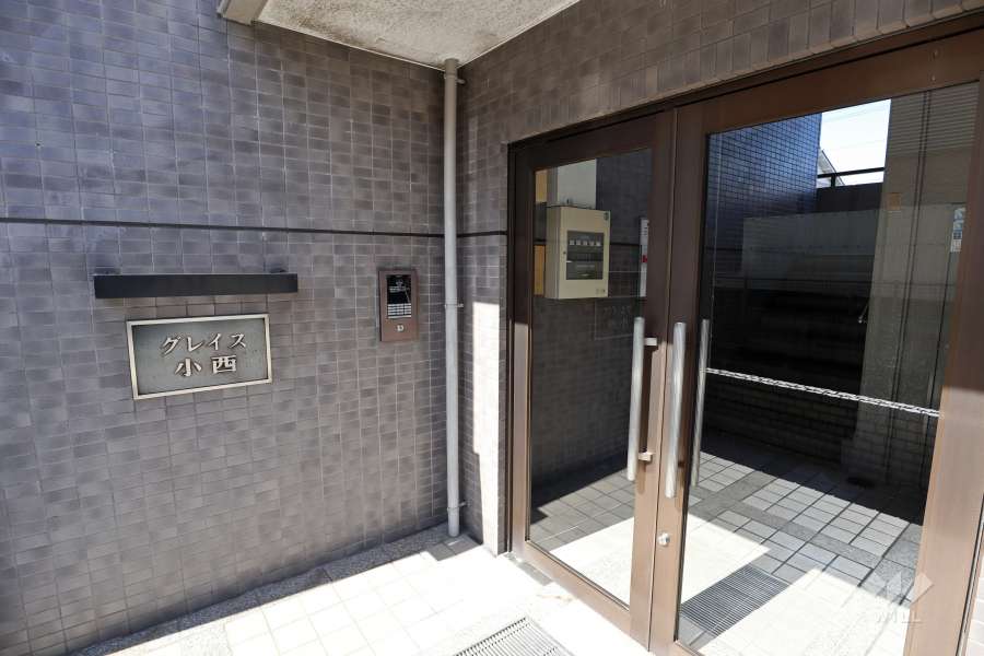 エントランスはオートロック付きです。