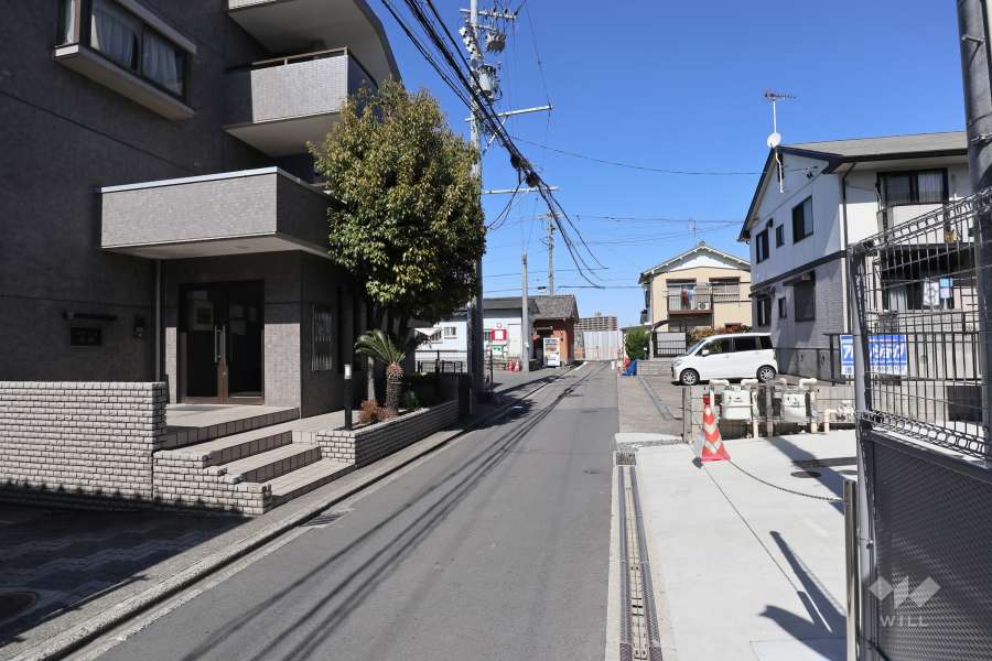 敷地東側の前面道路（南側から）