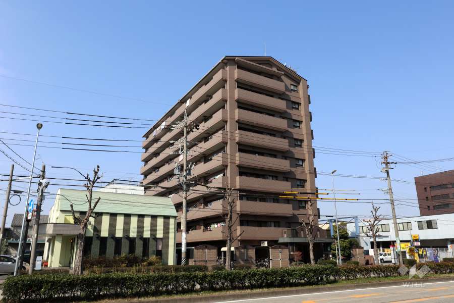 ライオンズマンション武道館前の外観（南東側から）