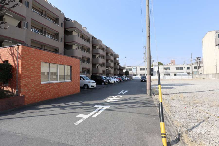 敷地北側の前面道路（東側から）