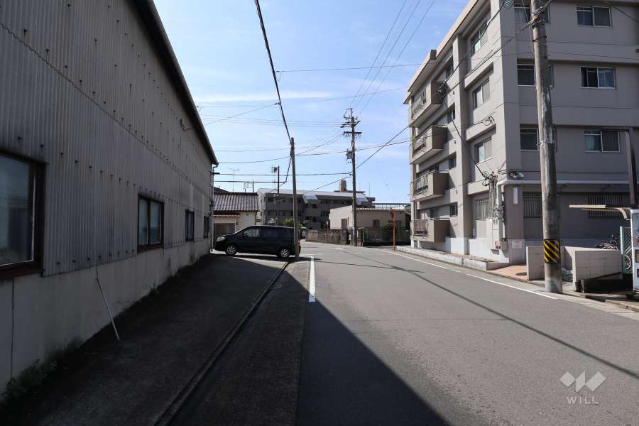 敷地東側の前面道路（北側から）