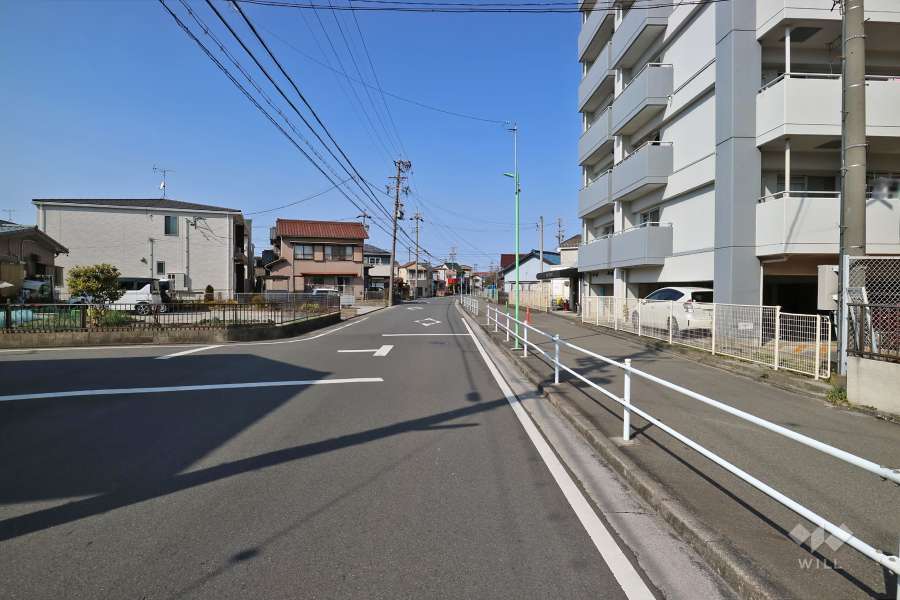 敷地西側の前面道路(南側から)