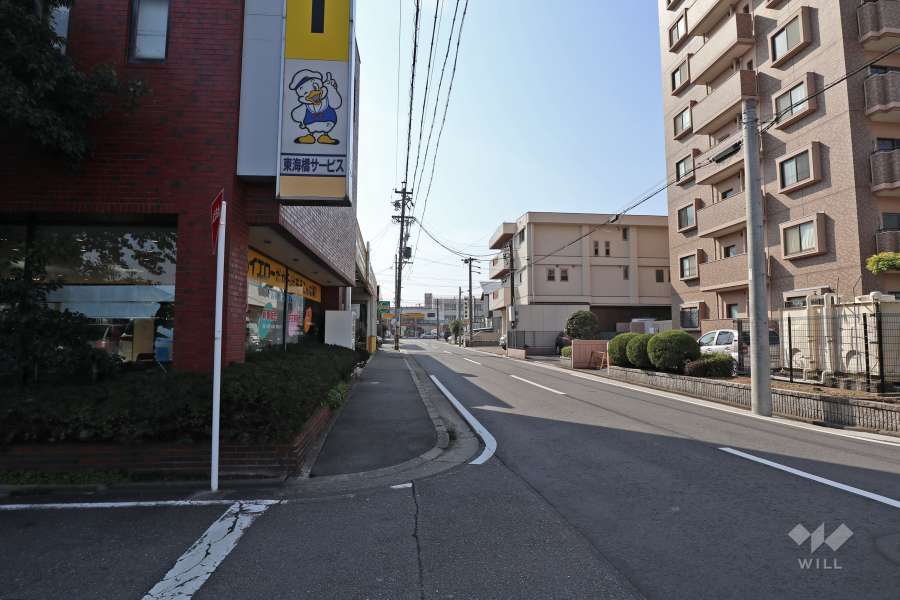 敷地東側の前面道路（北側から）