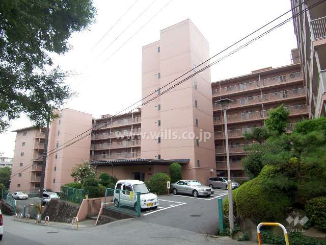 傾斜地に建っており、エントランスが2ヶ所にあります。