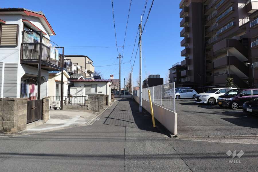 敷地北側の前面道路（西側から）