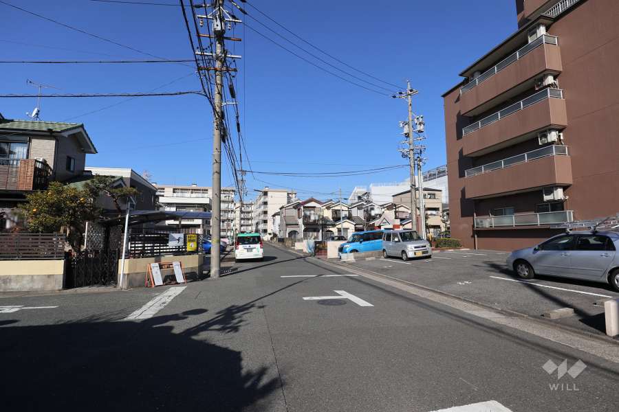 敷地西側の前面道路（南側から）